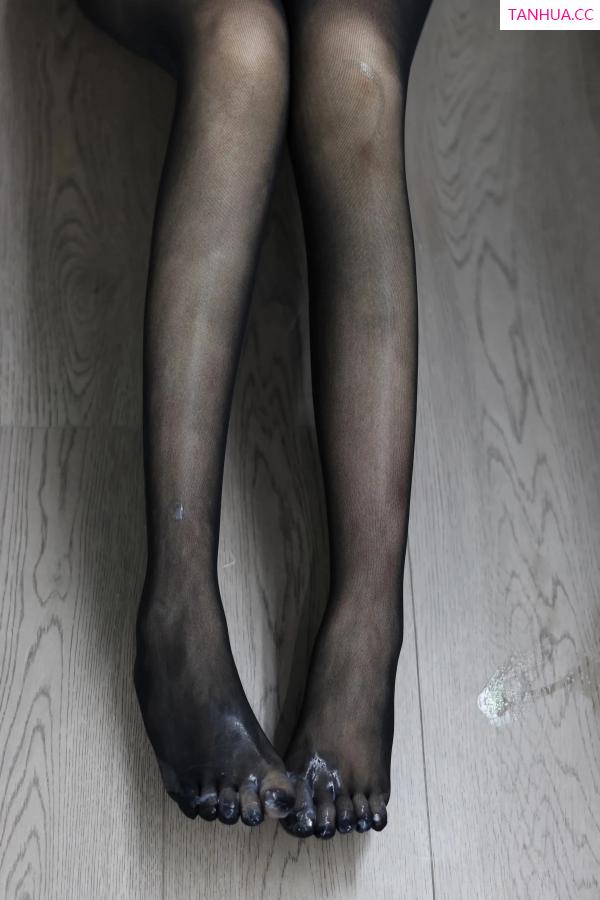   [XiuRen]高清写真图 2024.04.22 No.8432 小薯条nienie 美腿黑丝第8张图片